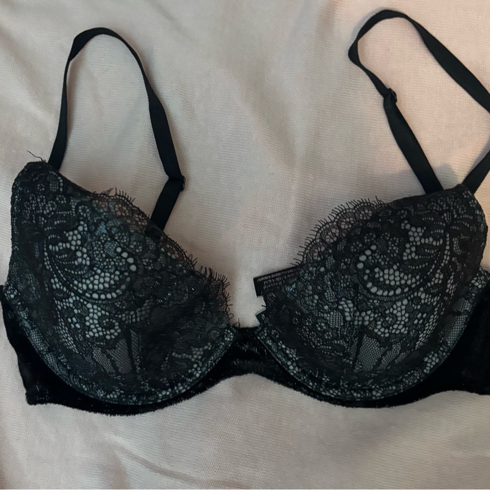 Victoria’sSecret Black Lace Underwire Bra - Women Intimates. 32C